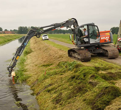 Bagger mit Mähkorb