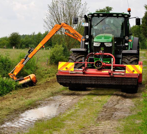 Schlepper mit Mähwerk